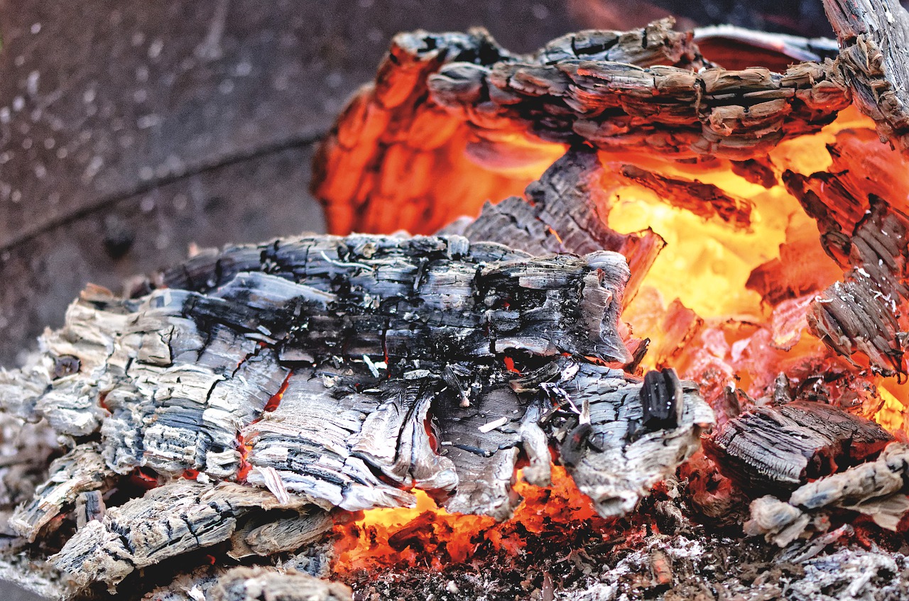 „Pod popiołem tajemny ogień”